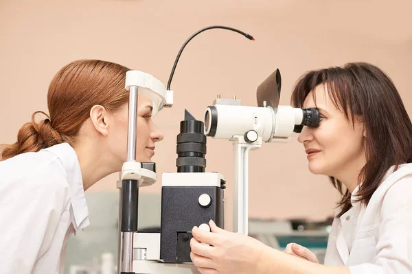 Oogheelkundige arts in onderzoek opticien laboratorium met vrouwelijke patiënt. Oogverzorging medische diagnose. Ooglidbehandeling — Stockfoto