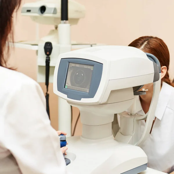 Oftalmologo medico in laboratorio ottico esame con paziente femminile. Diagnostica oculistica. Trattamento delle palpebre — Foto Stock