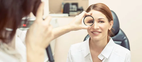 Oftalmologo medico in laboratorio ottico esame con paziente femminile. Diagnostica oculistica. Trattamento delle palpebre — Foto Stock