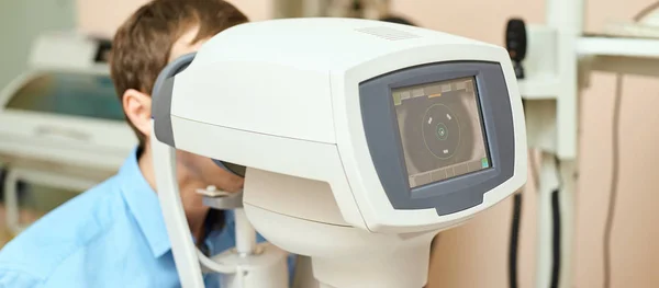 Oftalmologista médico em laboratório de óptica exame com paciente do sexo masculino. Homens olho cuidados diagnóstico médico. Tratamento da pálpebra — Fotografia de Stock