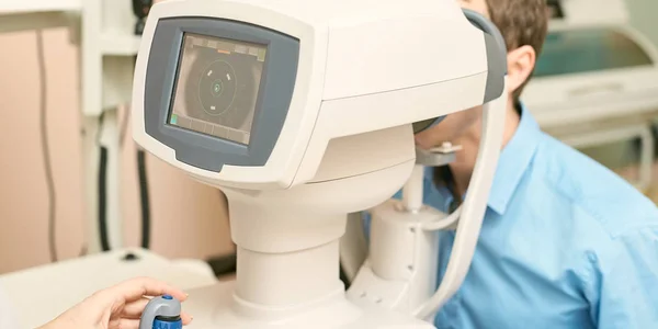 Augenarzt Arzt im Optikerlabor mit männlichem Patienten. Männer augenpflege medizinische diagnostik. Augenlidbehandlung — Stockfoto