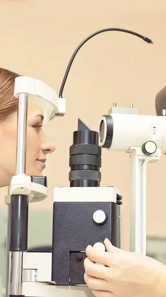 Oogheelkundige arts in onderzoek opticien laboratorium met vrouwelijke patiënt. Oogverzorging medische diagnose. Ooglidbehandeling — Stockfoto