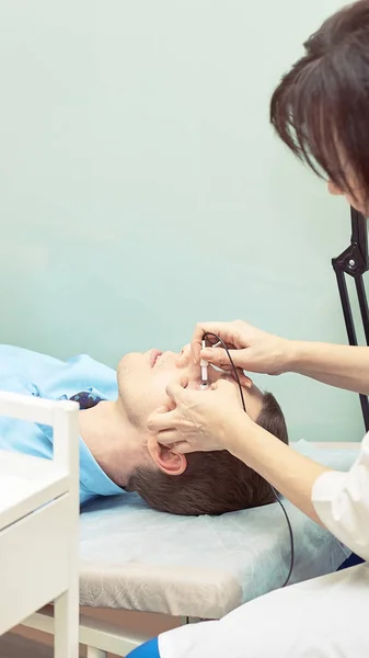 Oftalmólogo médico en laboratorio óptico examen con paciente masculino. Diagnóstico médico de cuidado ocular para hombres. Tratamiento de párpados — Foto de Stock