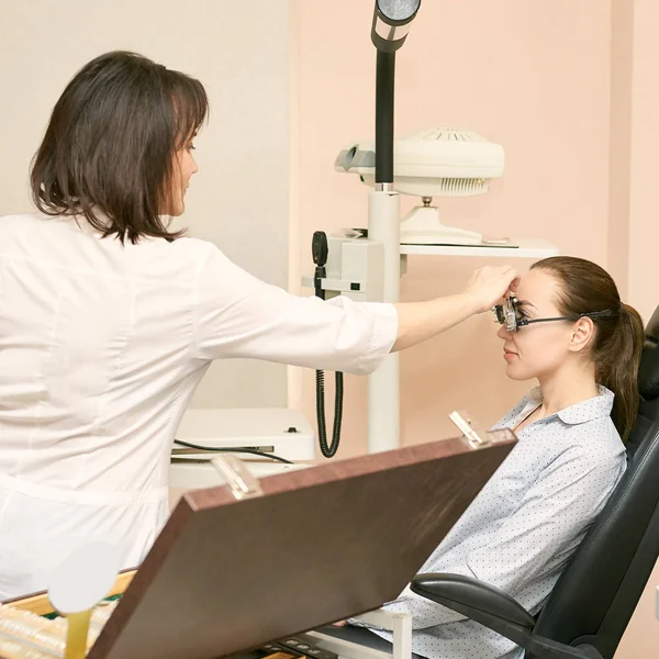 Oftalmologo medico in laboratorio ottico esame con paziente femminile. Diagnostica oculistica. Trattamento delle palpebre — Foto Stock