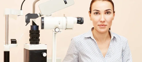 Oftalmólogo médico en laboratorio óptico examen con paciente femenino. Diagnóstico médico del cuidado ocular. Tratamiento de párpados — Foto de Stock