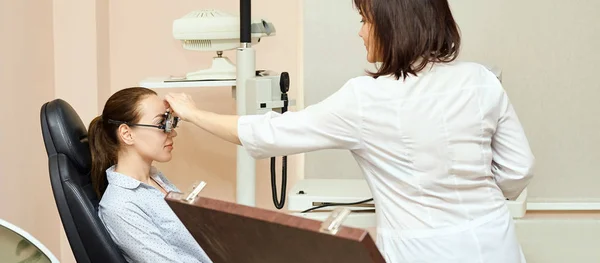 Ophthalmologist doctor in exam optician laboratory with female patient. Eye care medical diagnostic. Eyelid treatment — Stock Photo, Image