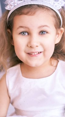 Küçük şirin kız portresi. Lüks kadın çocuğunun fotoğrafı. Mutlu kazanma duyguları. Taze insan yüzü. Çocuk gözleri. Kameraya bak.