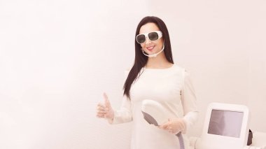 Lazer elos tıbbi cihaz. İstenmeyen kıl ve asterikleri kaldırın. Kuaförde kozmetoloji spa prosedürü. Doktor lazer epilasyonu. Mükemmel tedavi