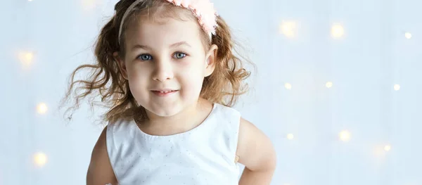 En söt liten flicka som säljer porträtt. Fotografering av lyxigt kvinnligt barn. Lycklig vinnarkänsla. Nyblivet ansikte. Unga ögon. Titta på kameran. — Stockfoto