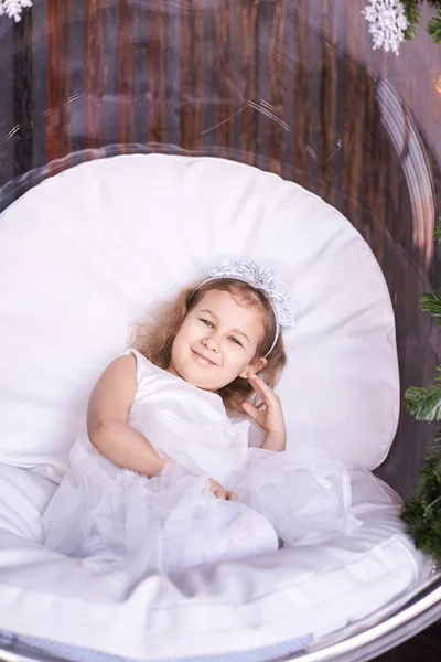 Gelukkige verbaasde vrouwelijke kind emotie. Dromend kinderstudio portret. Jong meisje stel je mooie dromen voor. klein vrouwtje opgewonden vreugde — Stockfoto