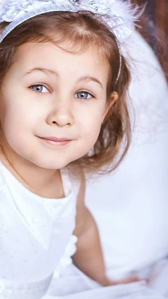 Pequeña linda chica retrato venta. Fotografía de niña de lujo. Feliz emoción ganadora. Cara de persona fresca. Ojos de niño. Mira la cámara. — Foto de Stock