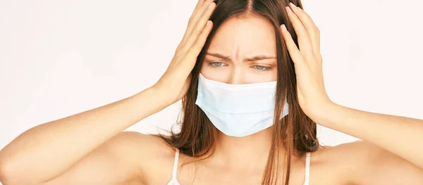 Koruyucu maskeli hasta beyaz kız. Pandemik karantina korona virüsü. Hastalık gribi hastası. Grip tedavisi — Stok fotoğraf