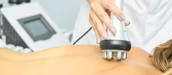 Un tratamiento de radio perfecto. Mujer en el procedimiento de spa. Médico de mano y cuerpo de chica. Elevación de la cosmetología RF. Cuerpo trasero — Foto de Stock