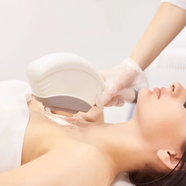 Dispositivo medico laser elos. Rimuovere i capelli indesiderati e asterichi. Cosmetologia procedura spa al salone. Decollete depilazione laser — Foto Stock