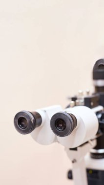 Optisyen kadın hastayla birlikte göz doktoru. Göz bakımı tıbbi teşhisi. Göz kapağı tedavisi