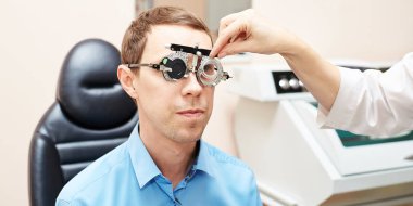 Optisyen doktor, erkek hastayla birlikte muayene laboratuvarında. Erkekler tıbbi teşhisi göz kulak olur. Göz kapağı tedavisi