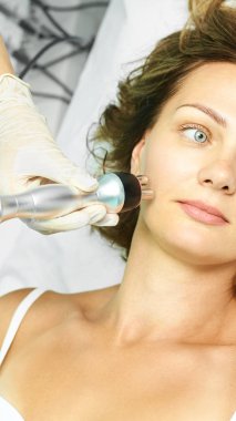 Cilt bakımı cilt bakımı terapisi. Tıbbi spa anto kırışıklık prosedürü. Kadın gençleşmeyle karşı karşıya. Güzel kız. Rf kozmetik ekipmanı