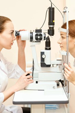 Optisyen kadın hastayla birlikte göz doktoru. Göz bakımı tıbbi teşhisi. Göz kapağı tedavisi