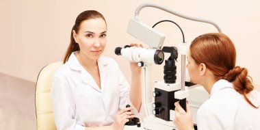 Optisyen kadın hastayla birlikte göz doktoru. Göz bakımı tıbbi teşhisi. Göz kapağı tedavisi