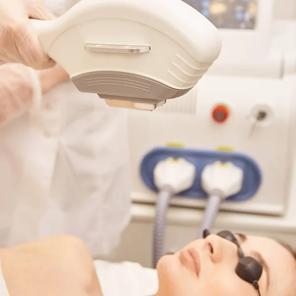 Dispositivo médico láser elos. Quitar el pelo no deseado y asteriks. Procedimiento de spa de cosmetología en el salón. Depilación láser del doctor. Tratamiento perfecto — Foto de Stock