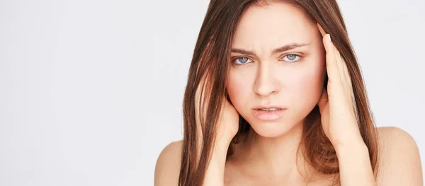 Menina bonita nova com enxaqueca. Dor de cabeça mulher dor. Retrato de modelo doente de stress. Retrato emocional negativo. Pessoas tristes — Fotografia de Stock