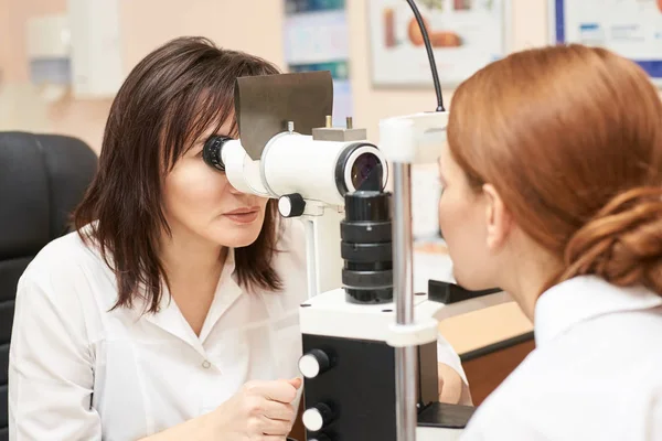 Лікар офтальмолог в екзаменаційній оптичній лабораторії з пацієнткою-жінкою. Медична діагностика для догляду за очима. Лікування вії — стокове фото
