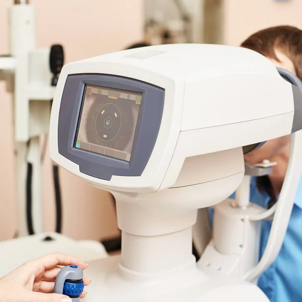 Optisyen doktor, erkek hastayla birlikte muayene laboratuvarında. Erkekler tıbbi teşhisi göz kulak olur. Göz kapağı tedavisi — Stok fotoğraf