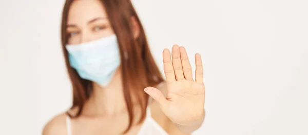 인플루엔자 바이러스는 행동을 멈춘다. 마스크를 쓴 소녀는 서명을 거부한다. 손의 선택적 집중. 암컷 홍조 사진 — 스톡 사진