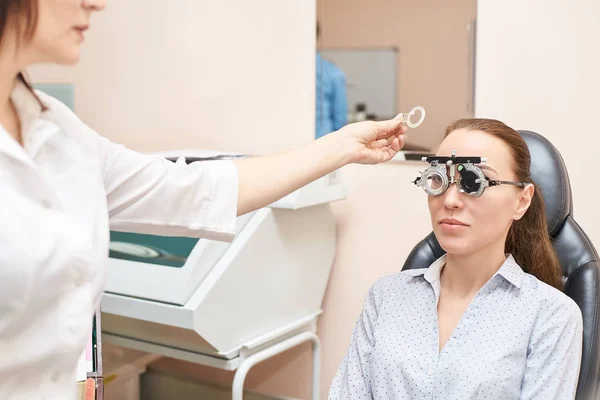 Optisyen kadın hastayla birlikte göz doktoru. Göz bakımı tıbbi teşhisi. Göz kapağı tedavisi — Stok fotoğraf