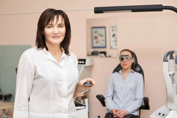 Oftalmologo medico in laboratorio ottico esame con paziente femminile. Diagnostica oculistica. Trattamento delle palpebre — Foto Stock