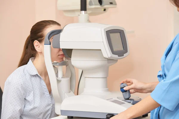 Augenärztin im Optikerlabor mit Patientin. Medizinische Diagnose der Augenpflege. Augenlidbehandlung — Stockfoto