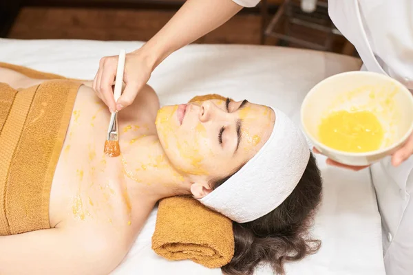 Peeling chemiczny ciała. Leczenie trądziku kosmetologicznego. Młoda dziewczyna w leczniczym salonie spa — Zdjęcie stockowe