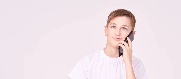 Rapaz a falar ao telefone. Camisa branca com fundo cinzento. Os homens ligam para o telemóvel. Dispositivo de conversão. Retrato engraçado — Fotografia de Stock