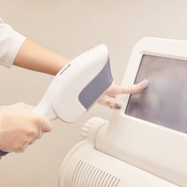 Lazer elos tıbbi cihaz. İstenmeyen kıl ve asterikleri kaldırın. Kuaförde kozmetoloji spa prosedürü. Depilasyon ekipmanı