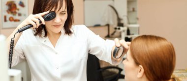 Optisyen kadın hastayla birlikte göz doktoru. Göz bakımı tıbbi teşhisi. Göz kapağı tedavisi