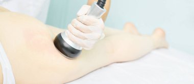 Süpürge masaj aleti. Selülit önleyici vücut düzeltme tedavisi. Zayıflama aleti. Tıp salonundaki kadın ve doktor.