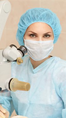 Oftalmoloji lazer mikroskop operasyonu. Klinikte doktor. Pati