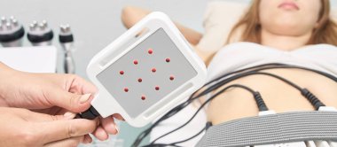 Lazer yağ aldırma ekipmanı. Kozmetik yağ tedaviyi azaltır. İçimdeki kadın