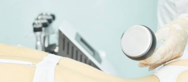 Cavitation RF vücut tedavisi. Kadın ultra ses lipo makinesi. Spa hatları. Doktor elleri