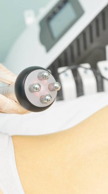 Mükemmel vücut telsizi tedavisi. Spa 'daki kadın. Doktor eli ve kız vücudu. RF kozmetik kaldırma. Göbek derisi