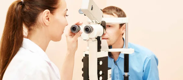 Oftalmologista médico em laboratório de óptica exame com paciente do sexo masculino. Homens olho cuidados diagnóstico médico. Tratamento da pálpebra — Fotografia de Stock