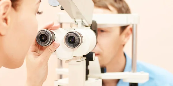 Oftalmologista médico em laboratório de óptica exame com paciente do sexo masculino. Homens olho cuidados diagnóstico médico. Tratamento da pálpebra — Fotografia de Stock