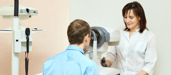 Oftalmologo medico in laboratorio ottico esame con paziente maschio. Uomini cura degli occhi diagnostica medica. Trattamento delle palpebre — Foto Stock
