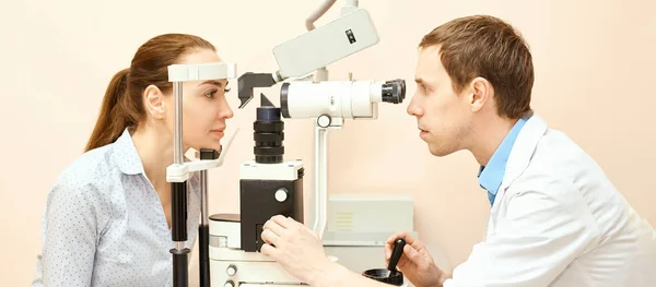 Oftalmologista médico em laboratório de óptica exame com paciente do sexo masculino. Homens olho cuidados diagnóstico médico. Tratamento da pálpebra — Fotografia de Stock