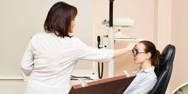 Oftalmologo medico in laboratorio ottico esame con paziente femminile. Diagnostica oculistica. Trattamento delle palpebre — Foto Stock