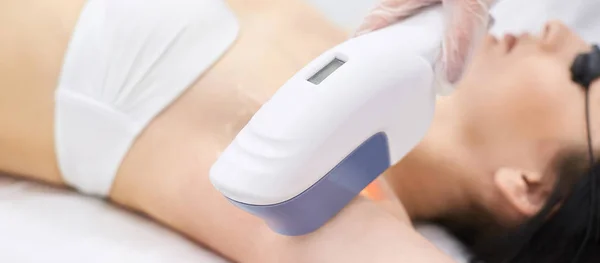 Laser elos medical device. Remove unwanted hair and asteriks. Co — 图库照片