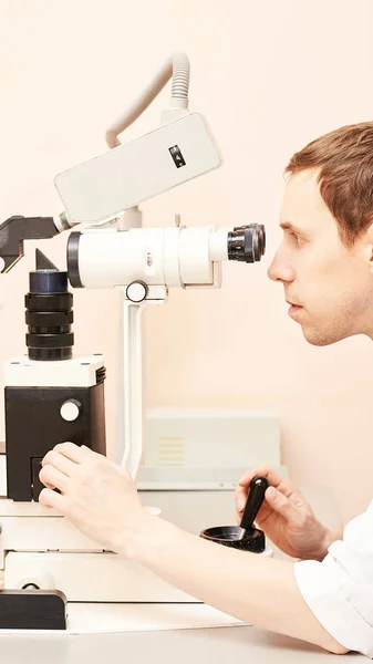 Ophtalmologiste médecin en laboratoire d'opticien d'examen avec le patient masculin. Hommes soins oculaires diagnostic médical. Traitement des paupières — Photo