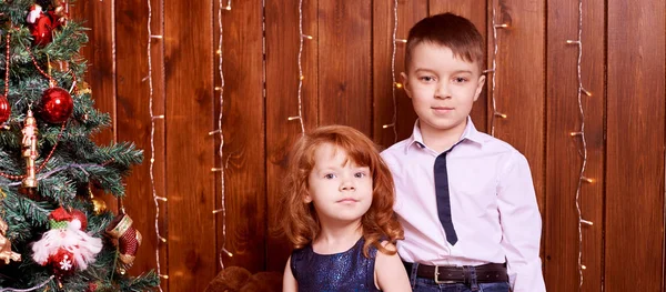 Αδελφός και αδελφή στο χειμερινό στούντιο Χριστουγέννων. Δύο μέλη της οικογένειας. — Φωτογραφία Αρχείου