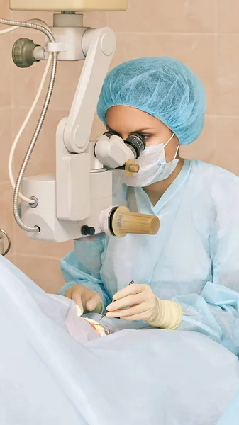 Operación de microscopio láser oftalmológico. Doctor en clínica. Tratamiento ocular del paciente. Miopía y eliminación de cataratas —  Fotos de Stock