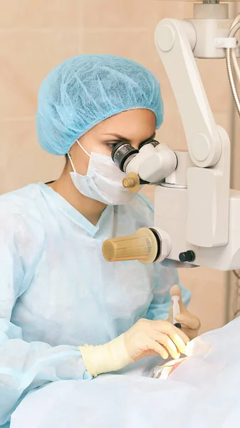Operação de microscópio a laser oftalmológico. Doutor na clínica. Tratamento ocular do paciente. Miopia e remoção de catarata — Fotografia de Stock